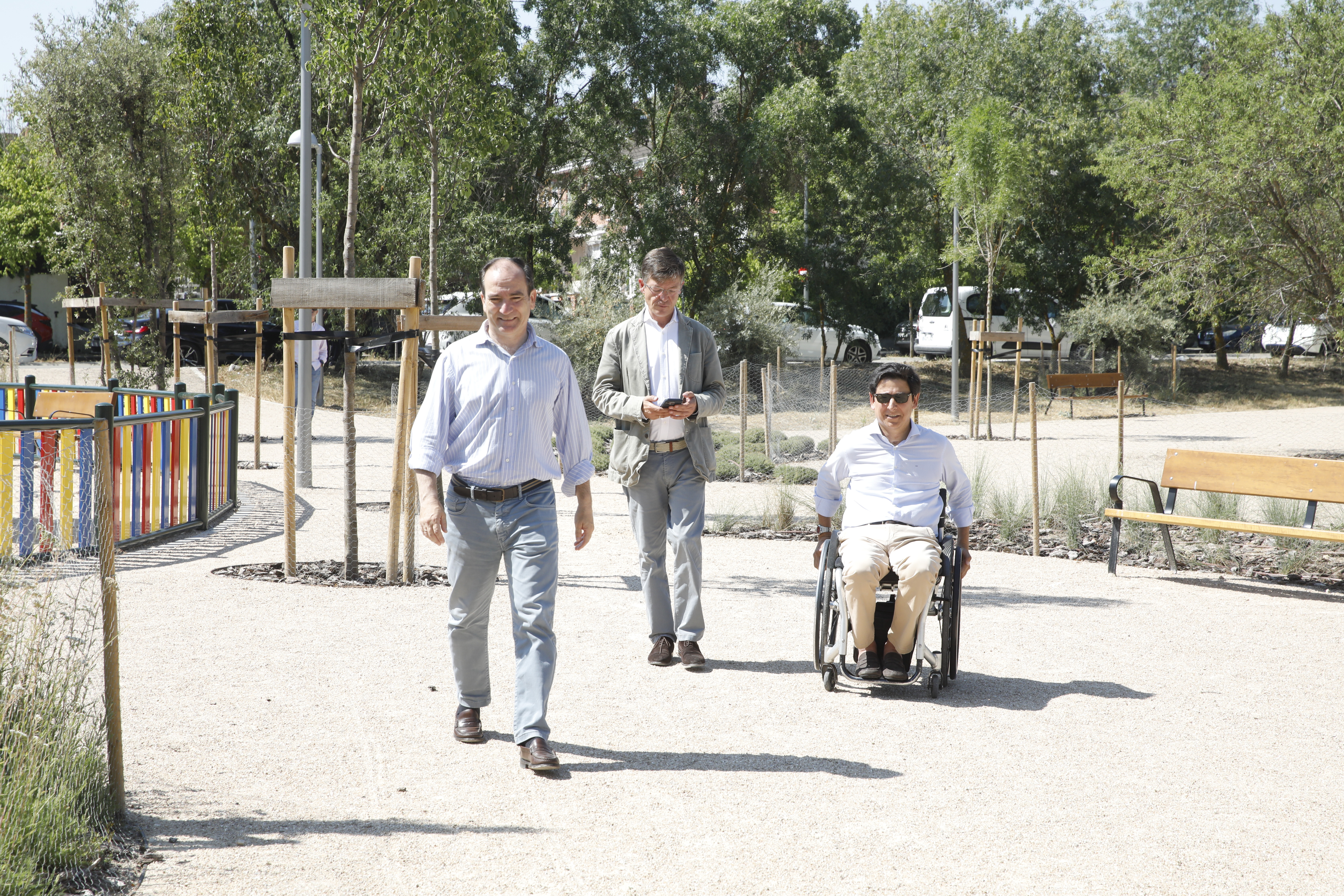 Carabante, P&aacute;ramo y Fanjul durante el recorrido por la Colonia de Santa Mar&iacute;a